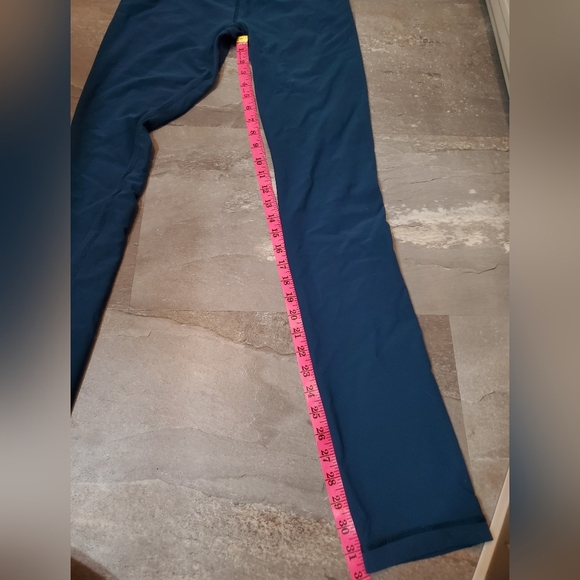 Lululemon reversible pants. Blur. Grey and yellow flowers on a side. Size 6. 32" - Picture 15 of 15